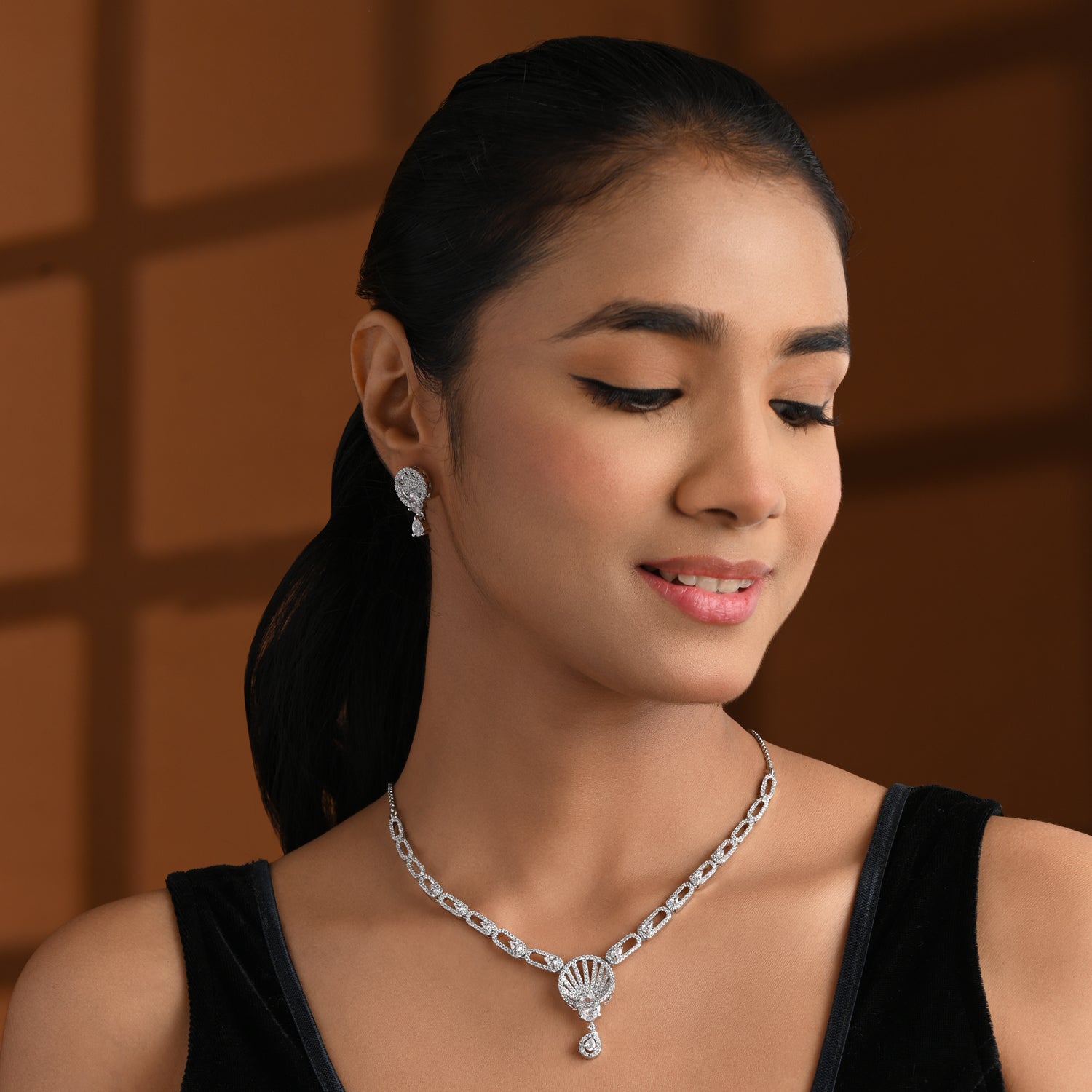 Eila - Silver Shine Necklace Set