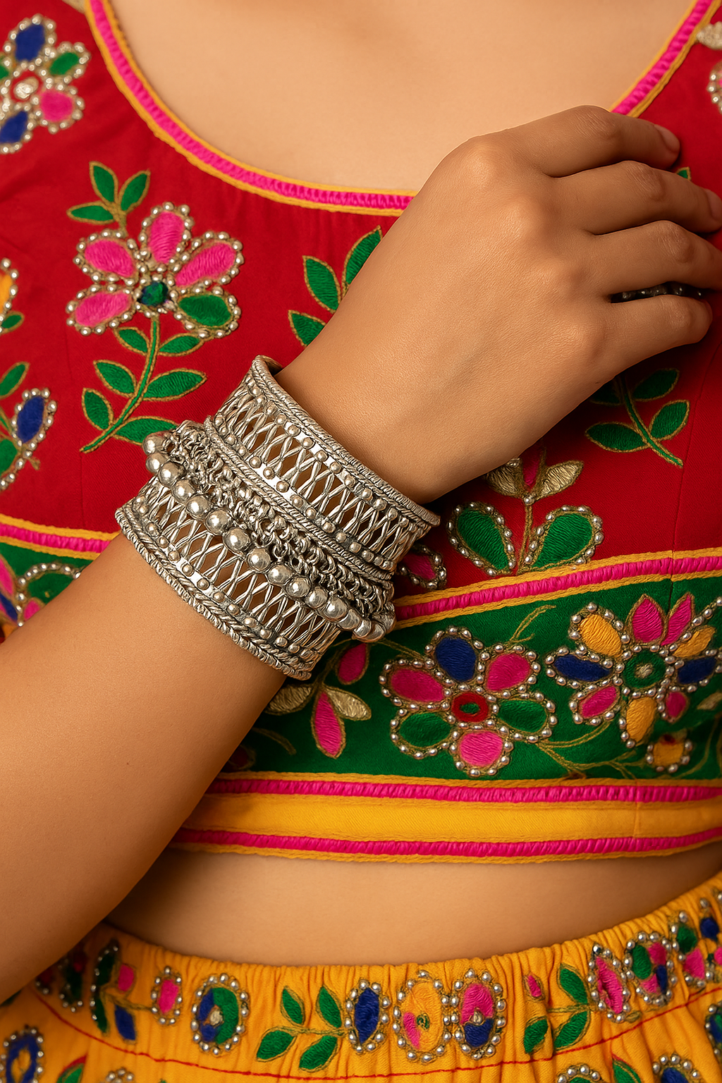 Hanshi Oxidised Cuff Kada