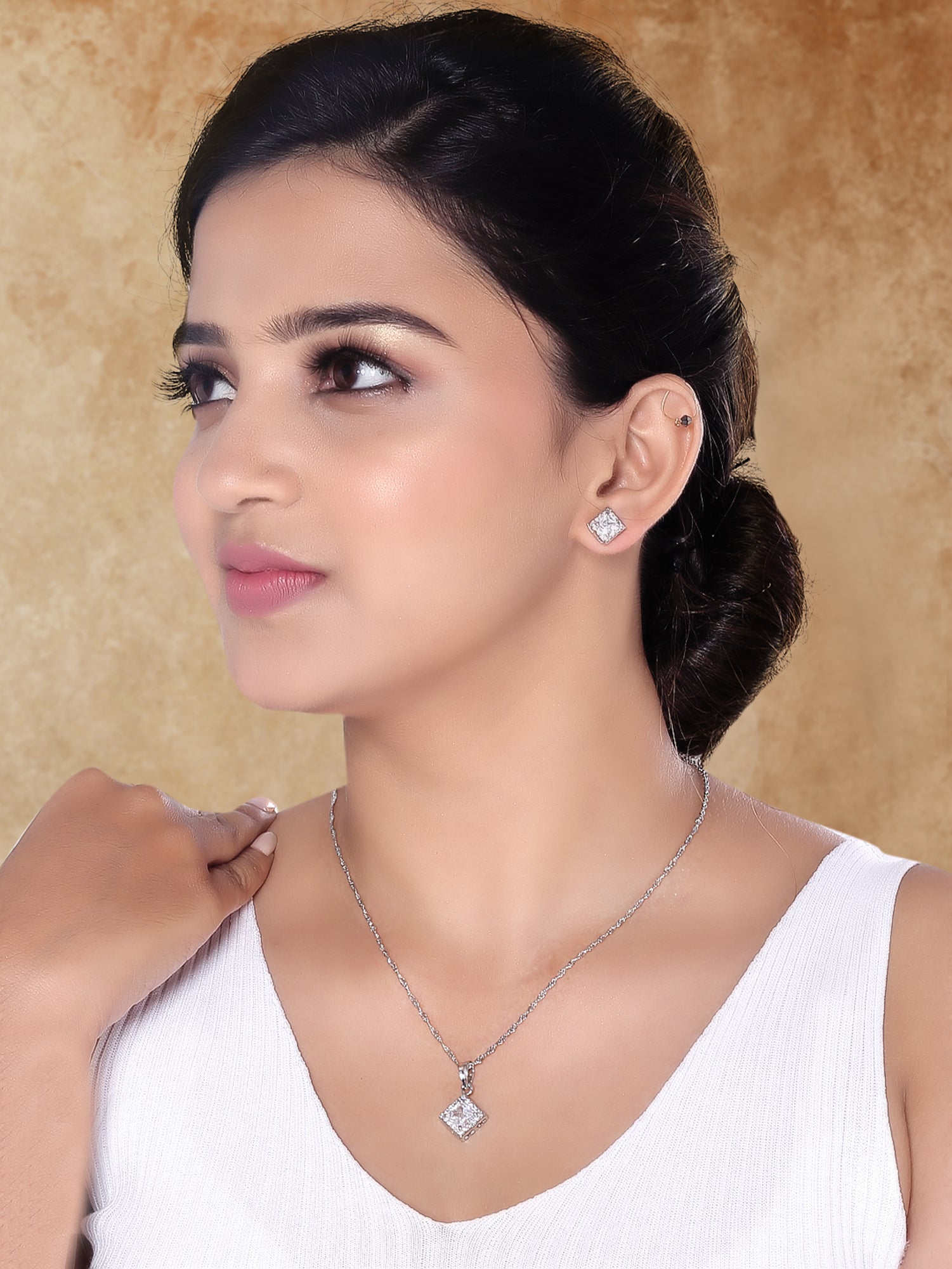 Eshnya Shine Pendant Set