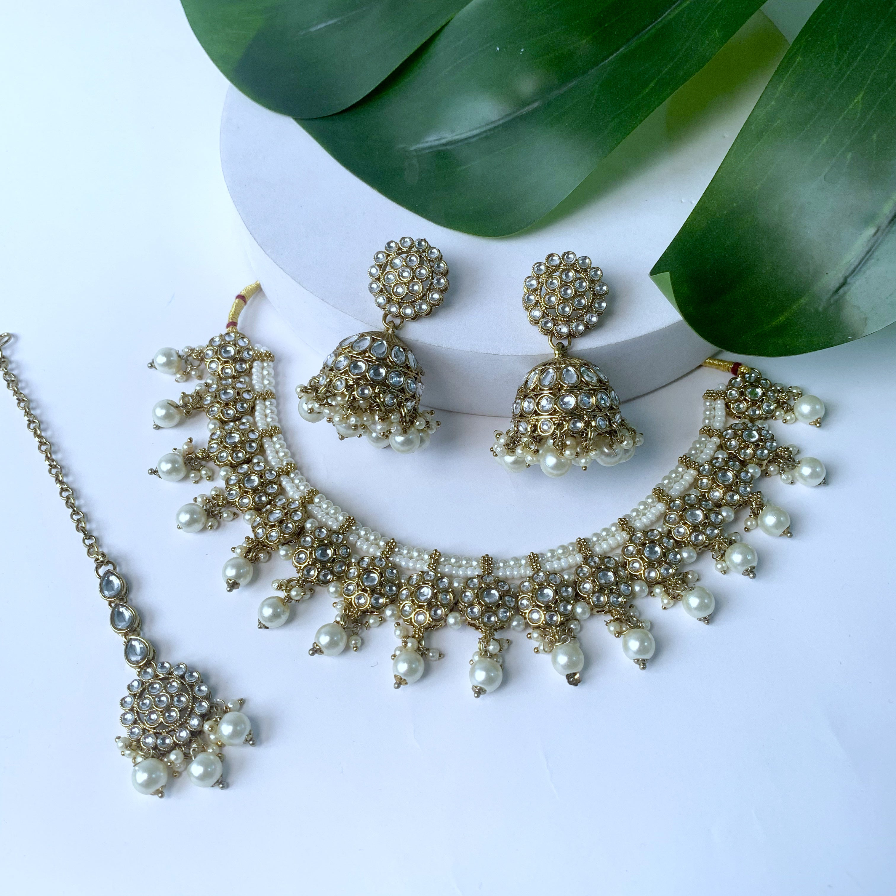 Vyoma White Choker Set