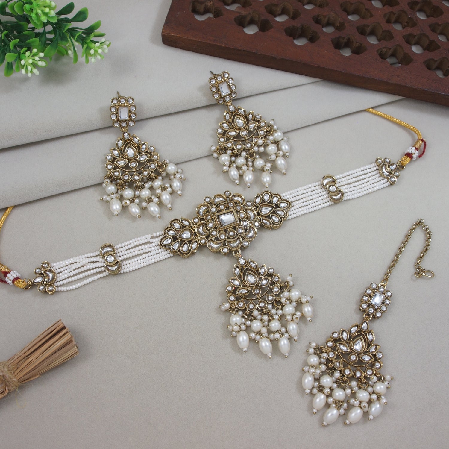Kanvi White Choker Set