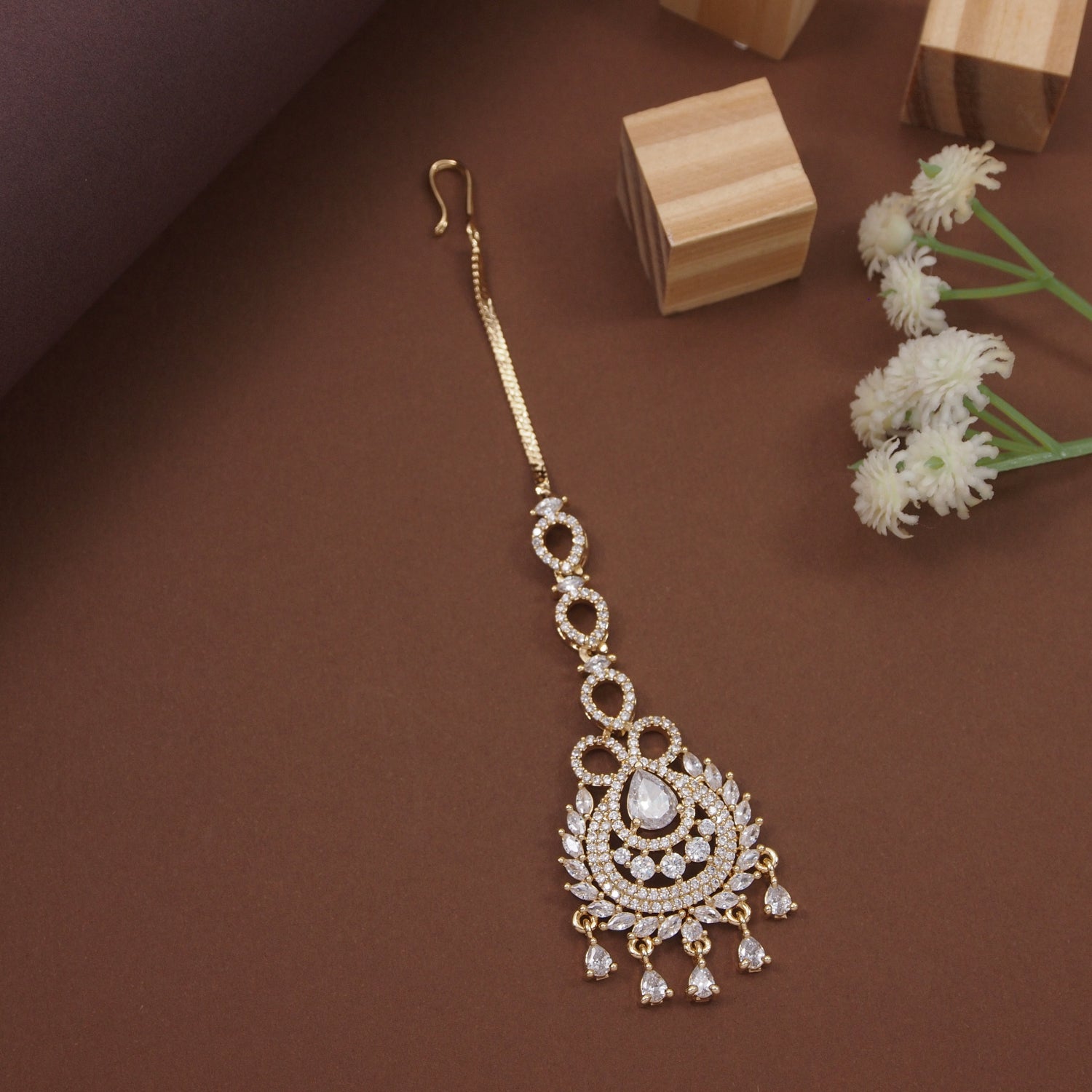 Inyara - Traditional White Kundan Maang Tikka