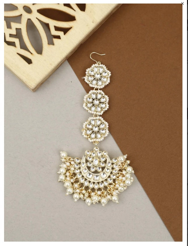 kundan studed , pearls , maangtikka