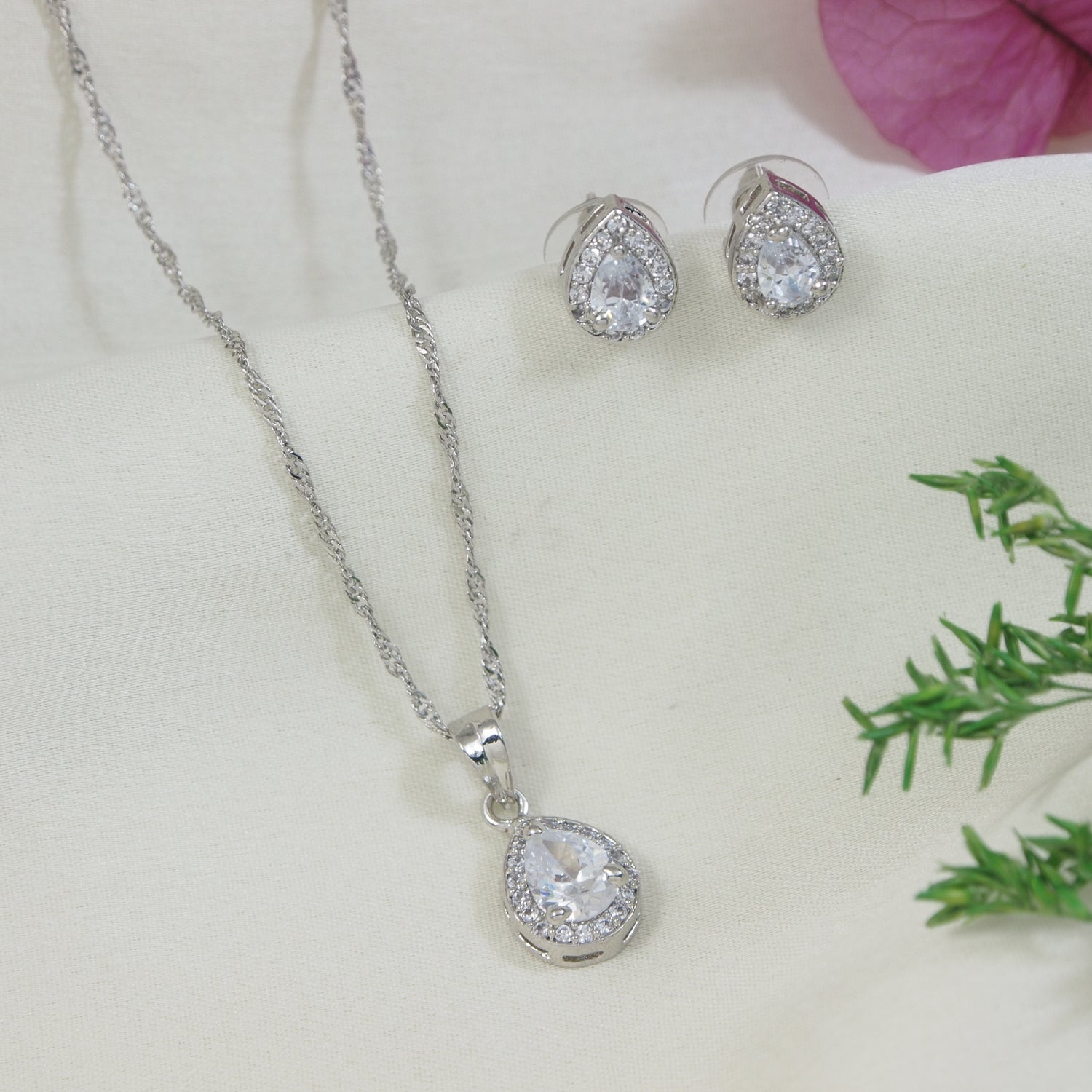 Alma Pendant Set