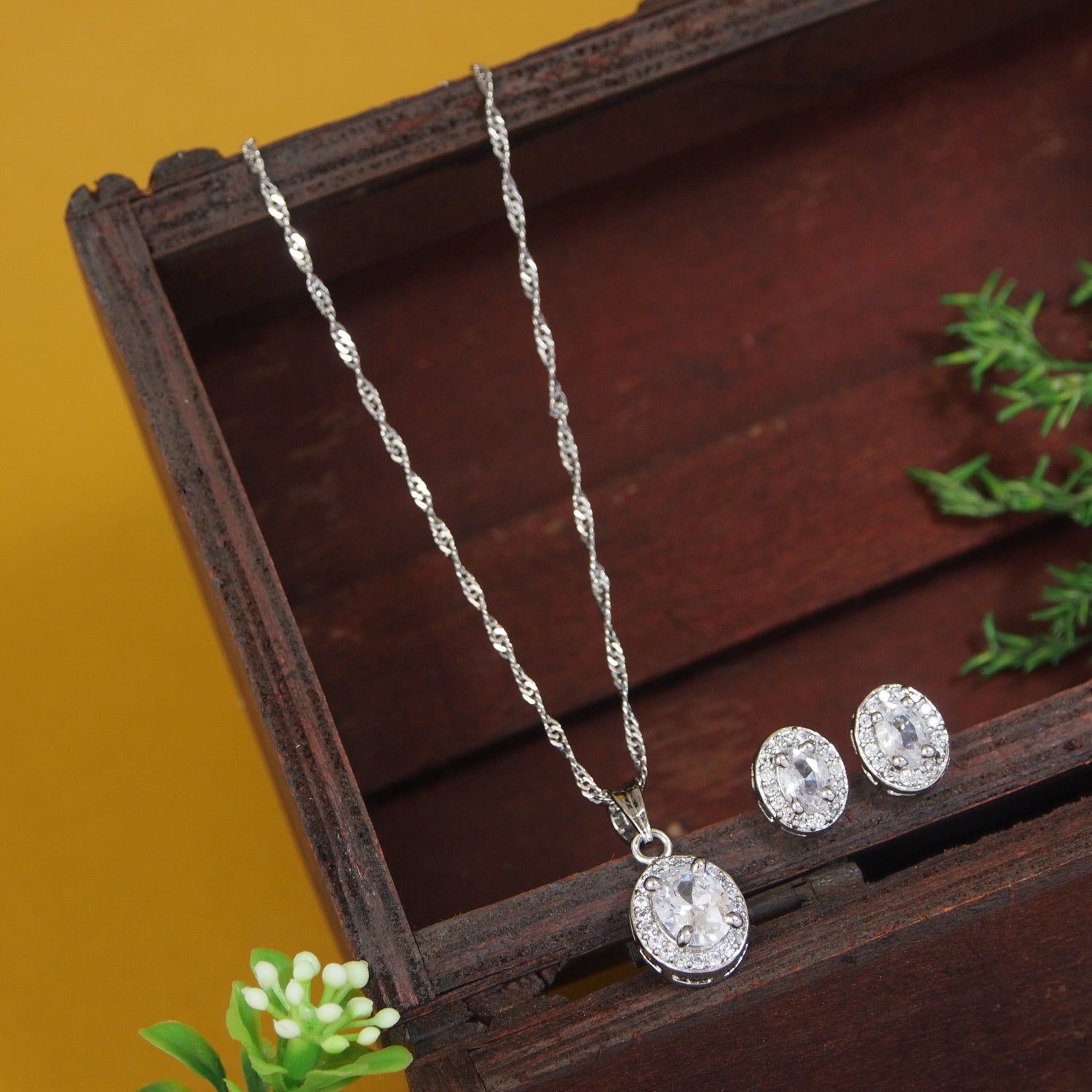 Reyona Pendant Set