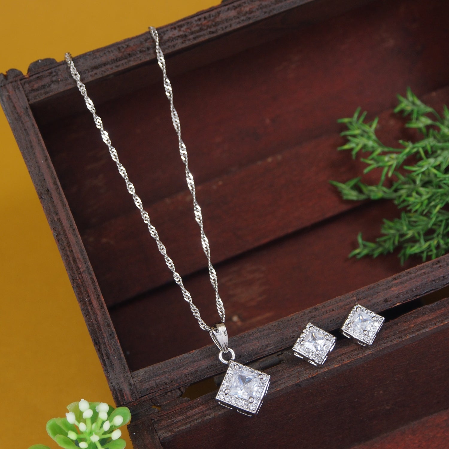 Eshnya Pendant Set