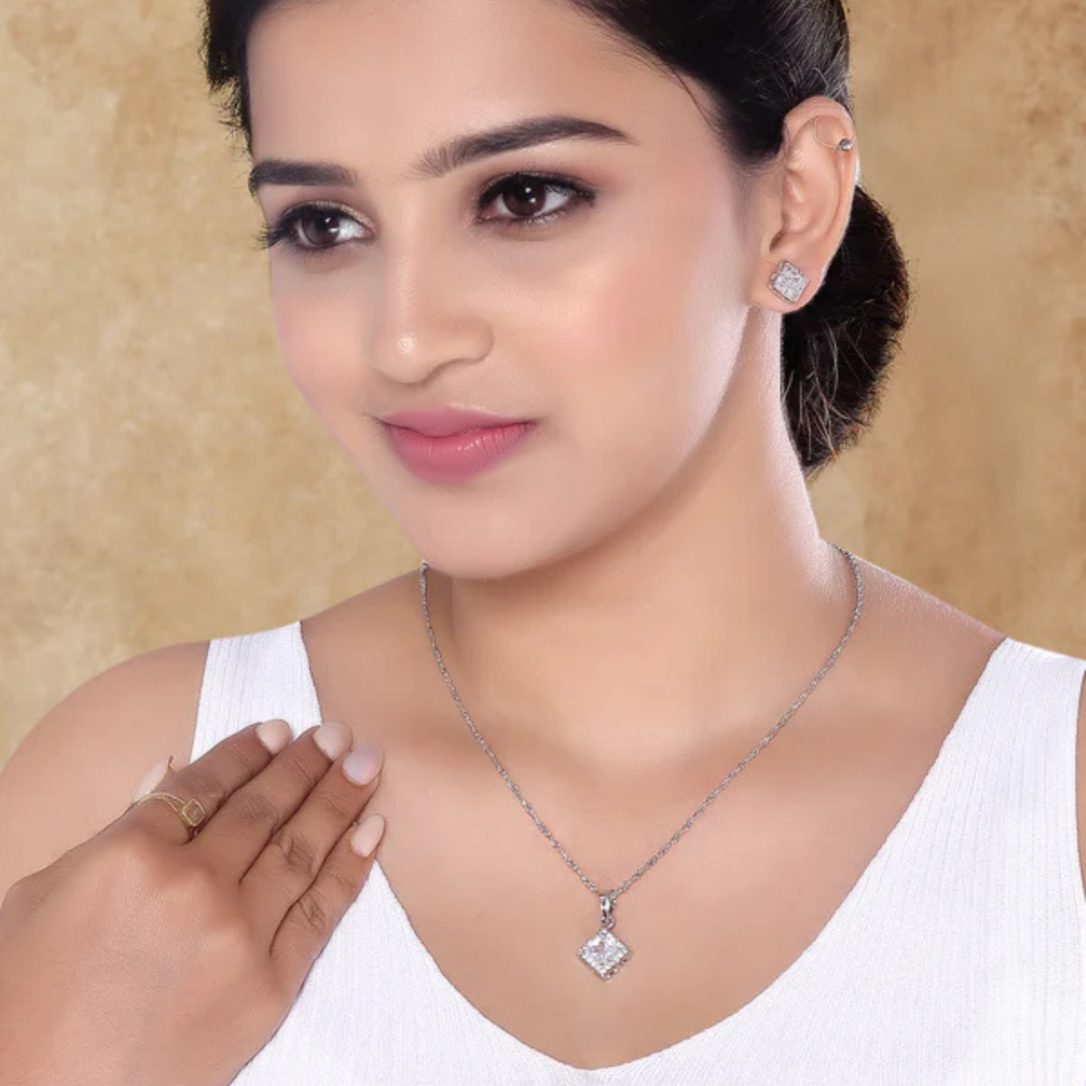 Eshnya Shine Pendant Set