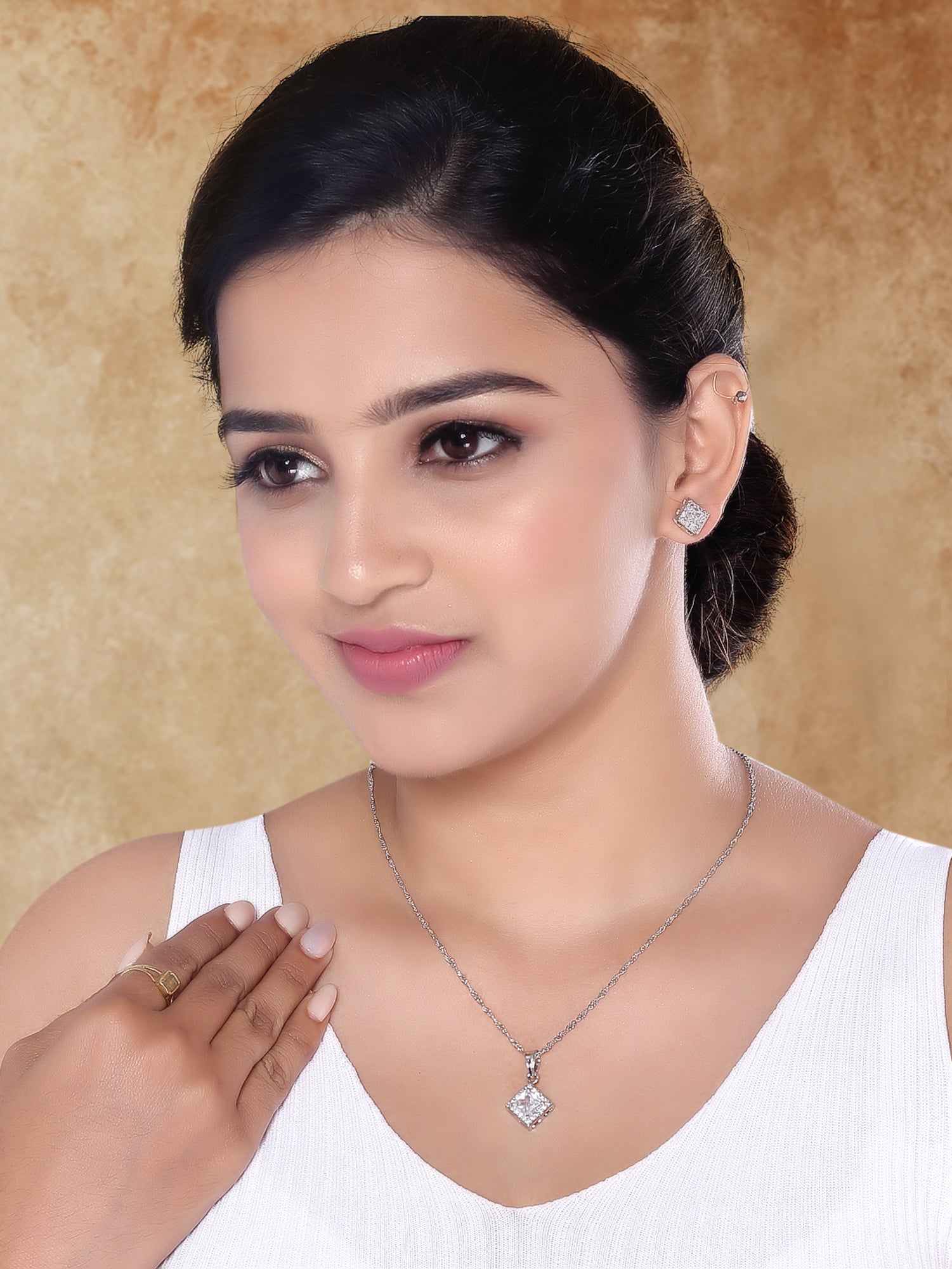Eshnya Pendant Set