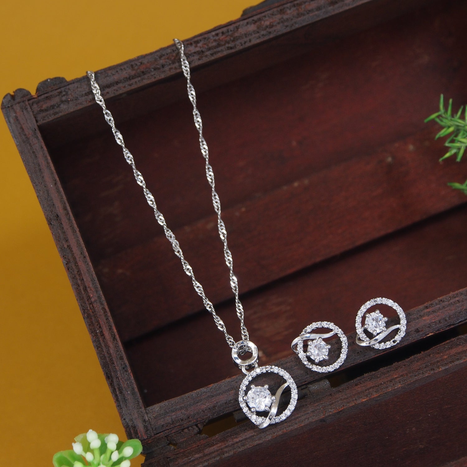 Vridisha Pendant Set