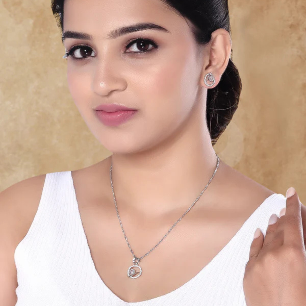 Vridisha Shine Pendant Set