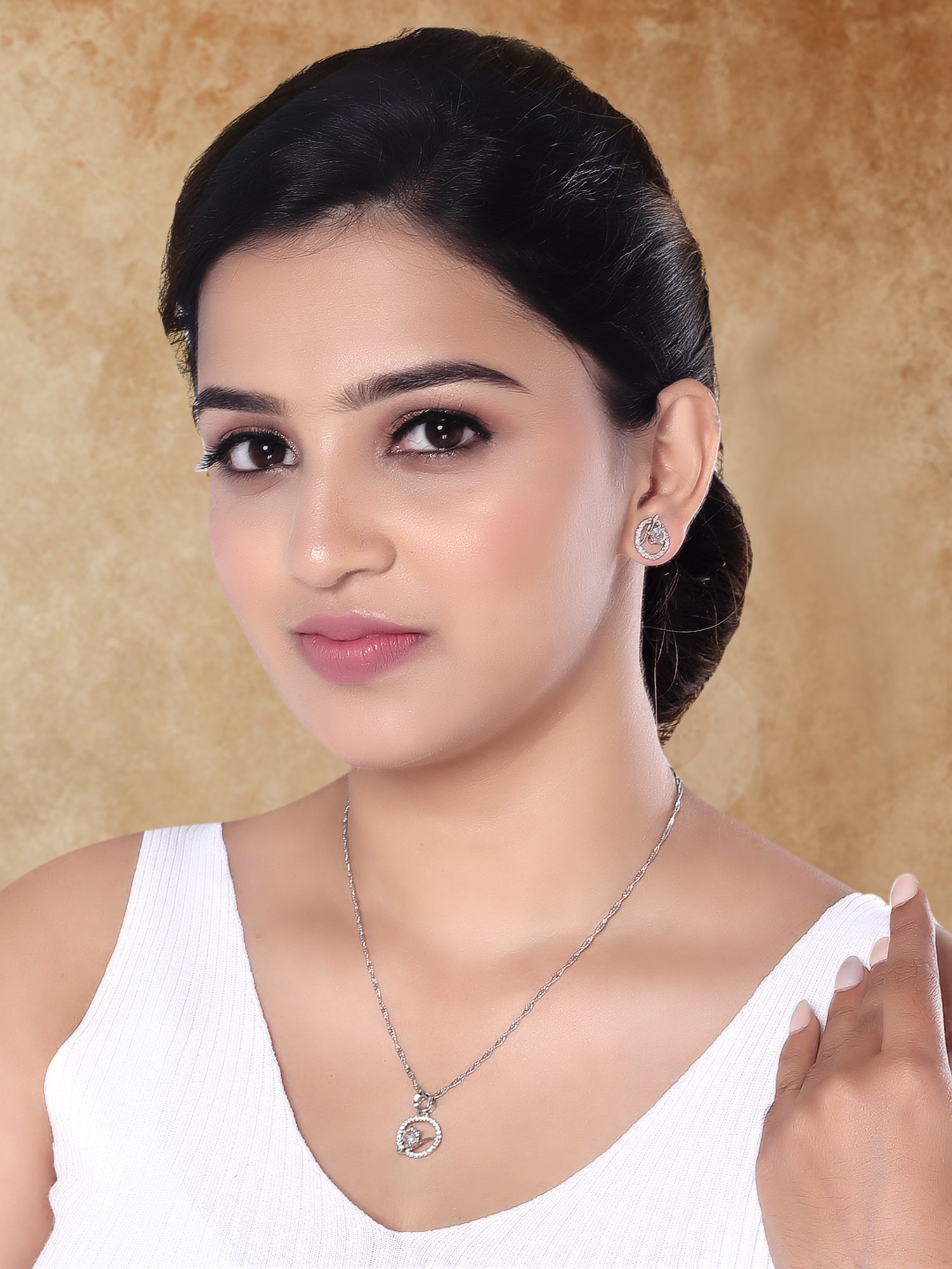 Vridisha Shine Pendant Set