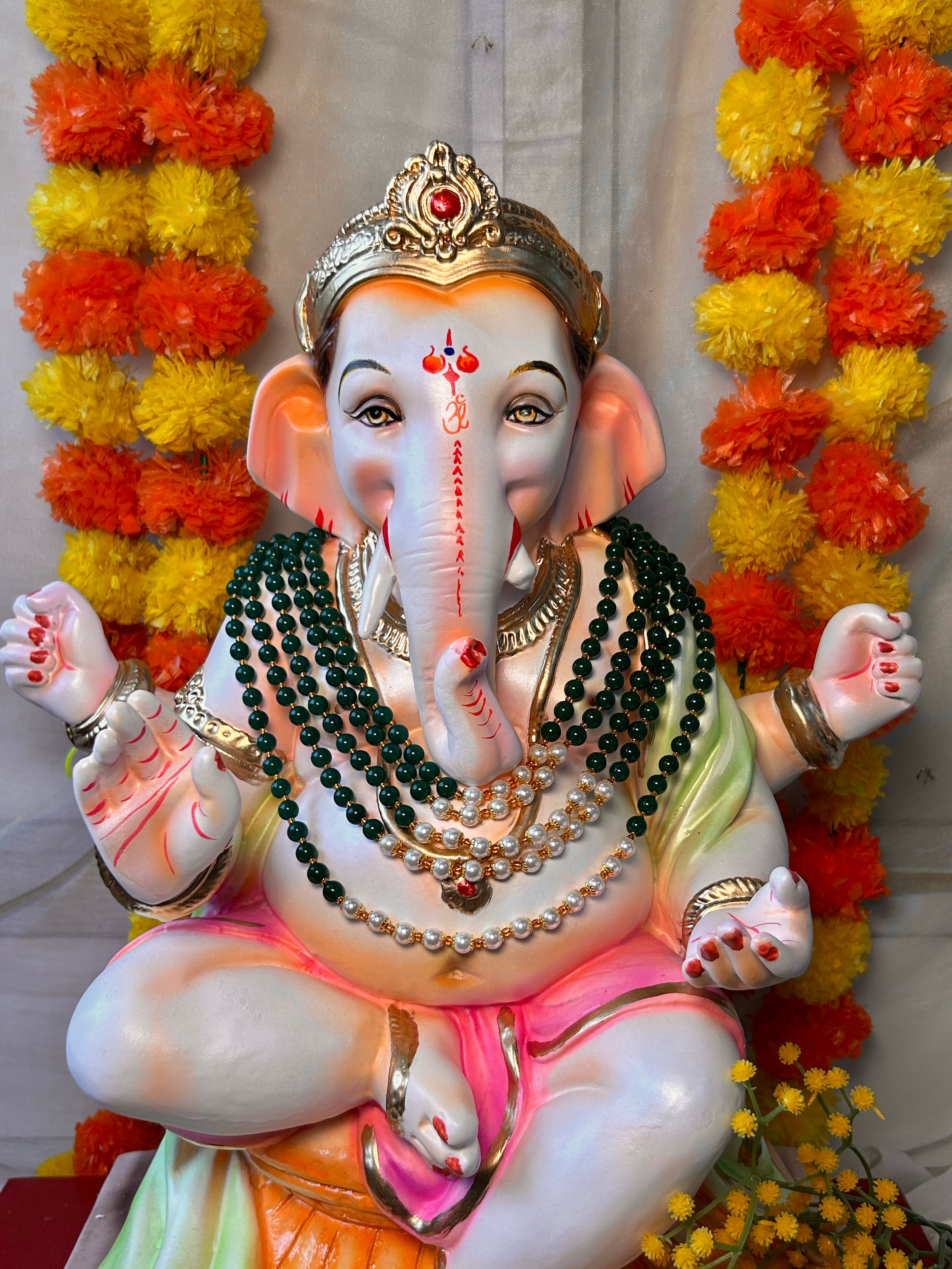 Emerald green kundan mala for Ganpati decoration and pooja setup.