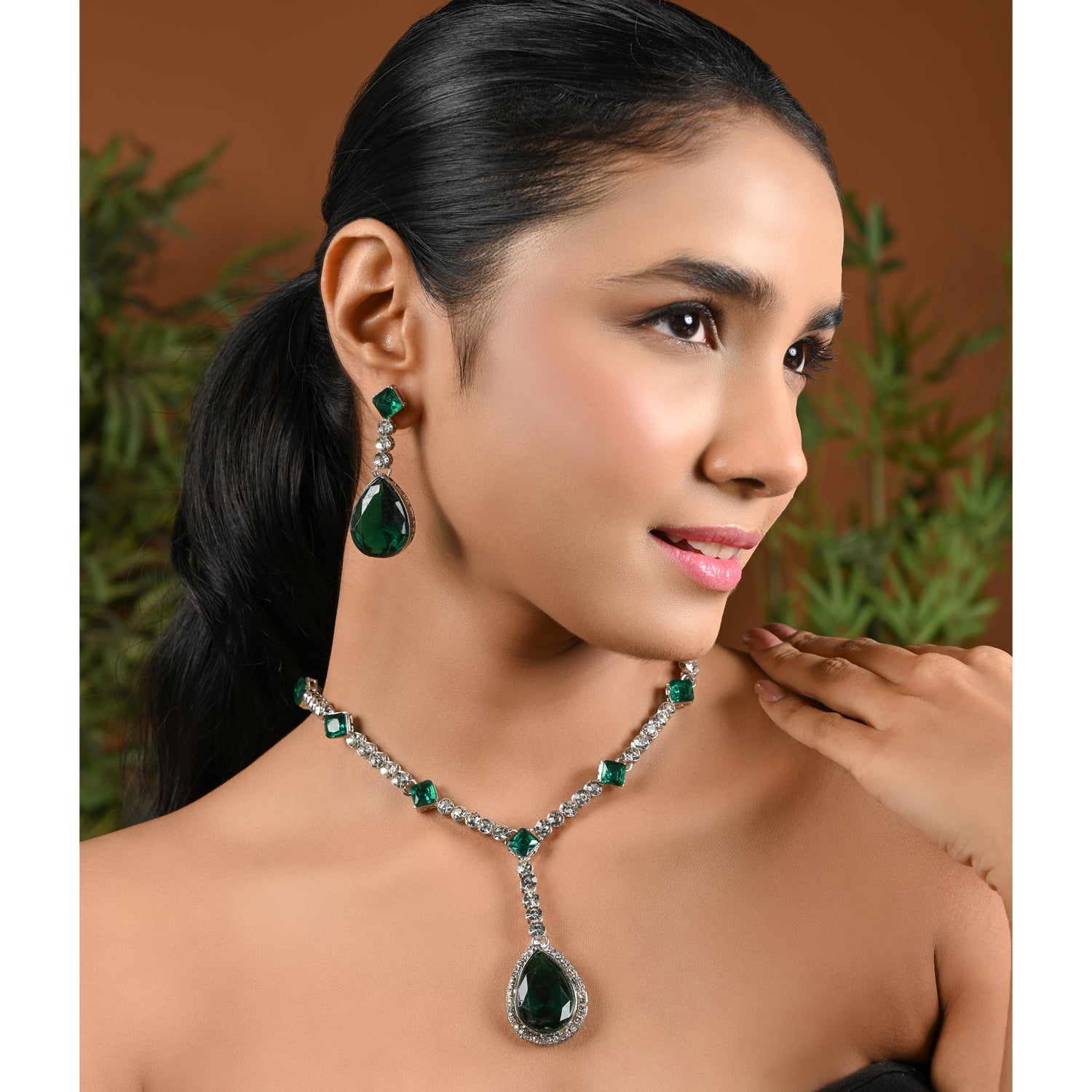 Rivisha Silver Green Necklace Set