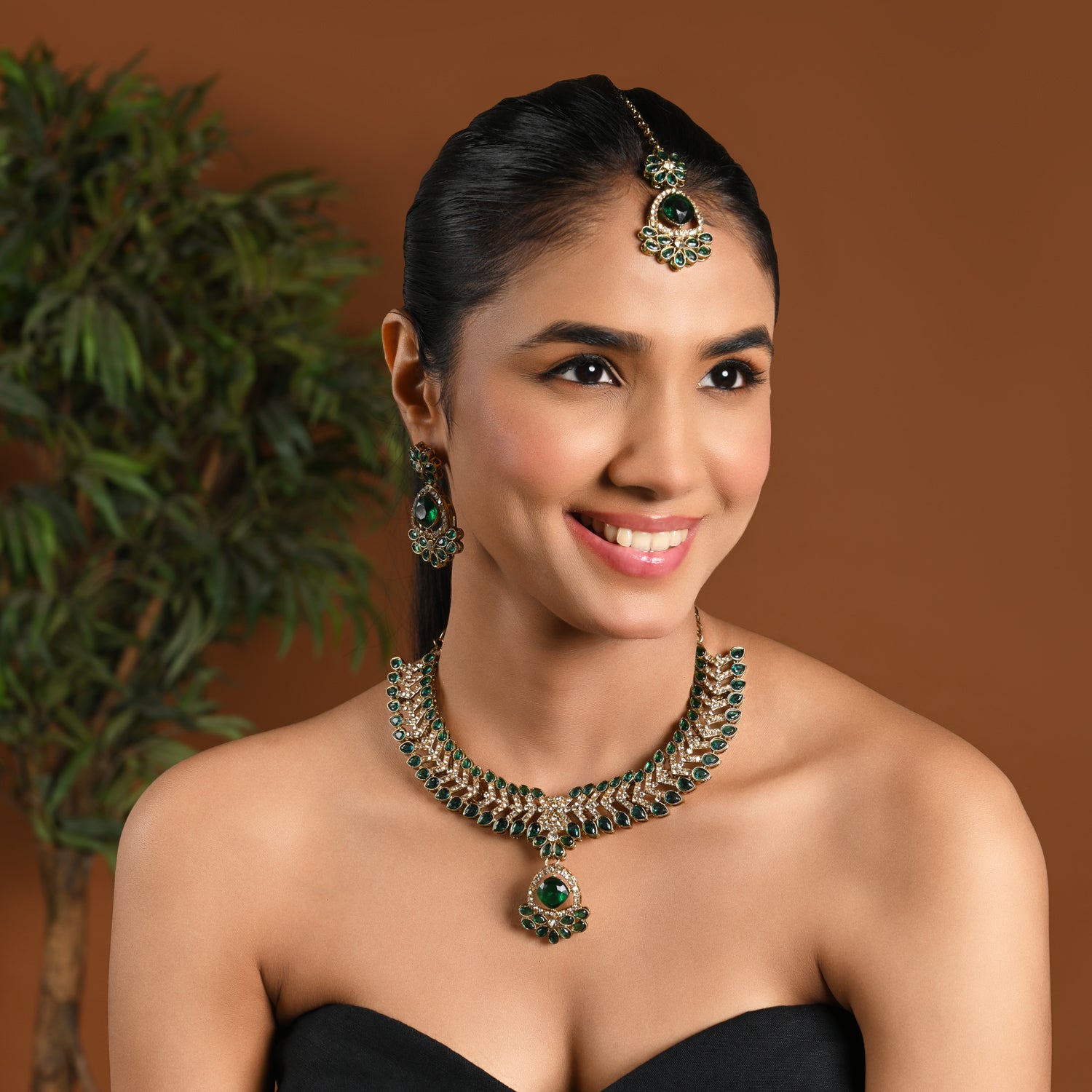 Aryahi - Bold Green Necklace Set