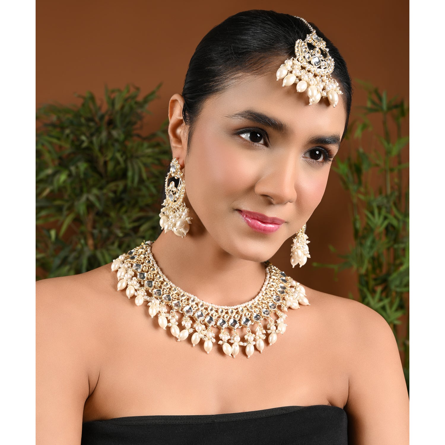 Devyani White Choker