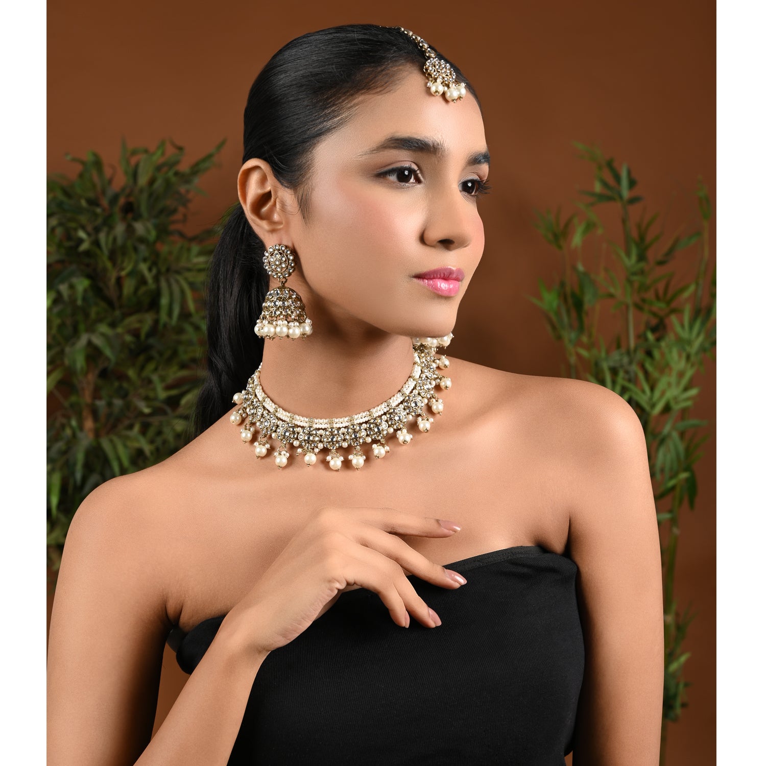 Vyoma White Choker Set