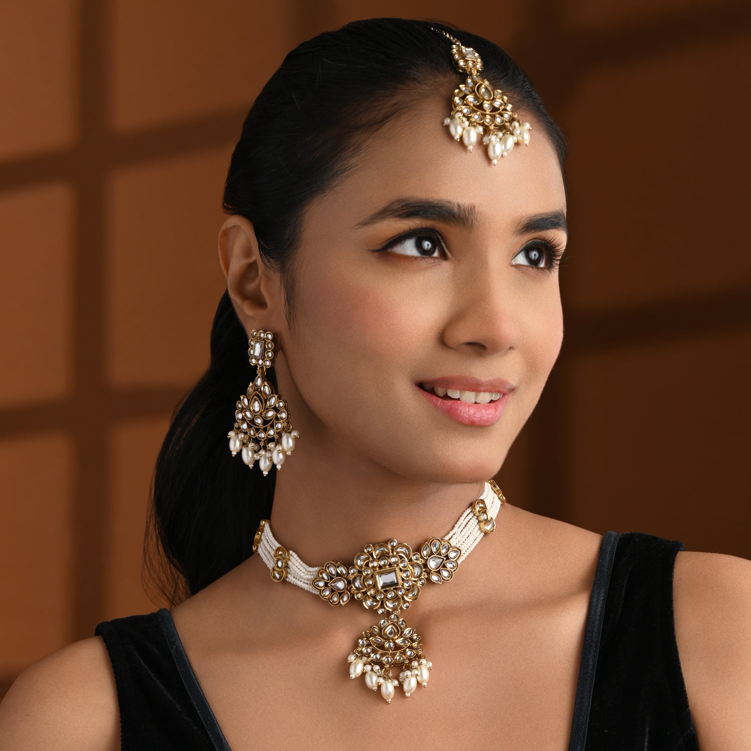 Kanvi White Choker Set