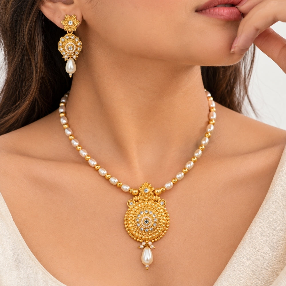 Aaranya – White Pearl Pendant Necklace Set