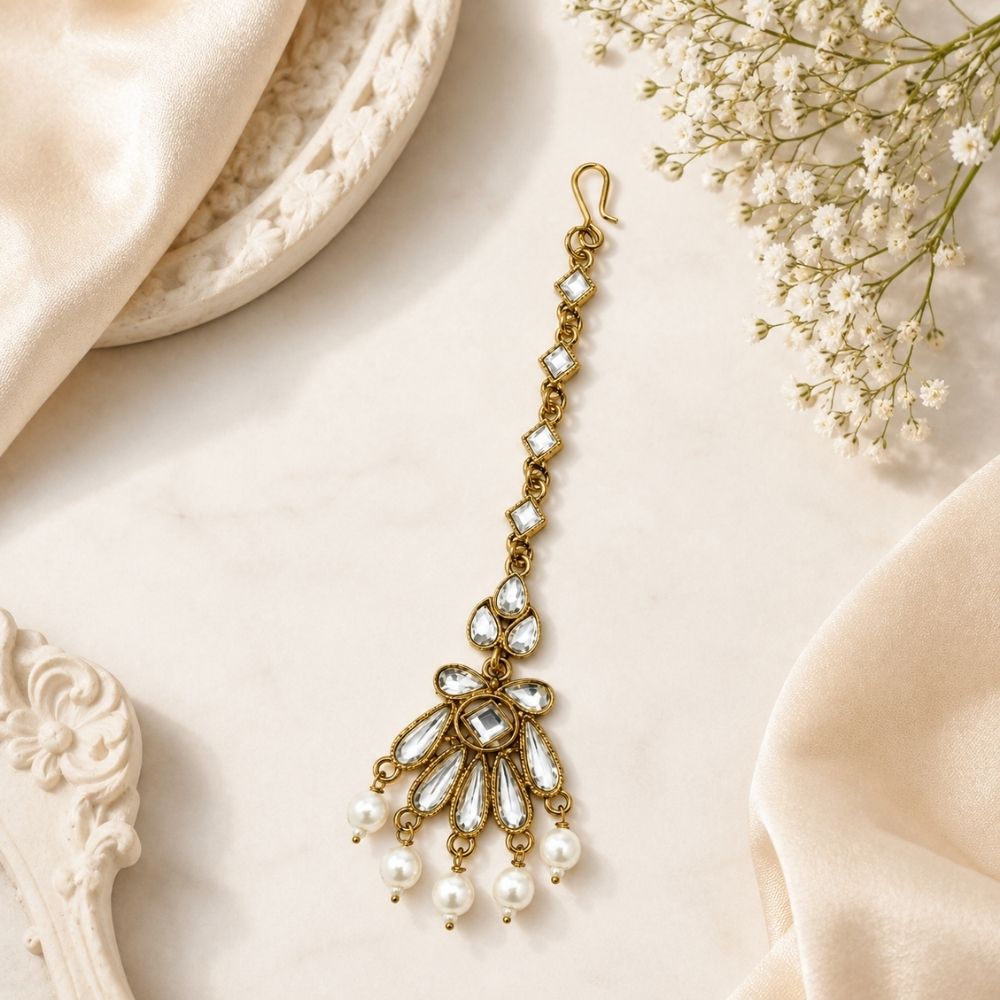 Vedhika- Elegant Pearl Drop Kundan Maang Tikka