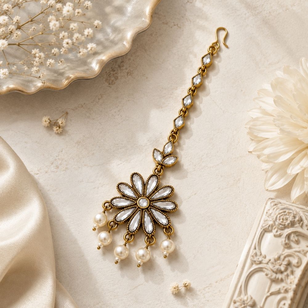 Aamani- Floral Kundan Maang Tikka with Pearl Drops