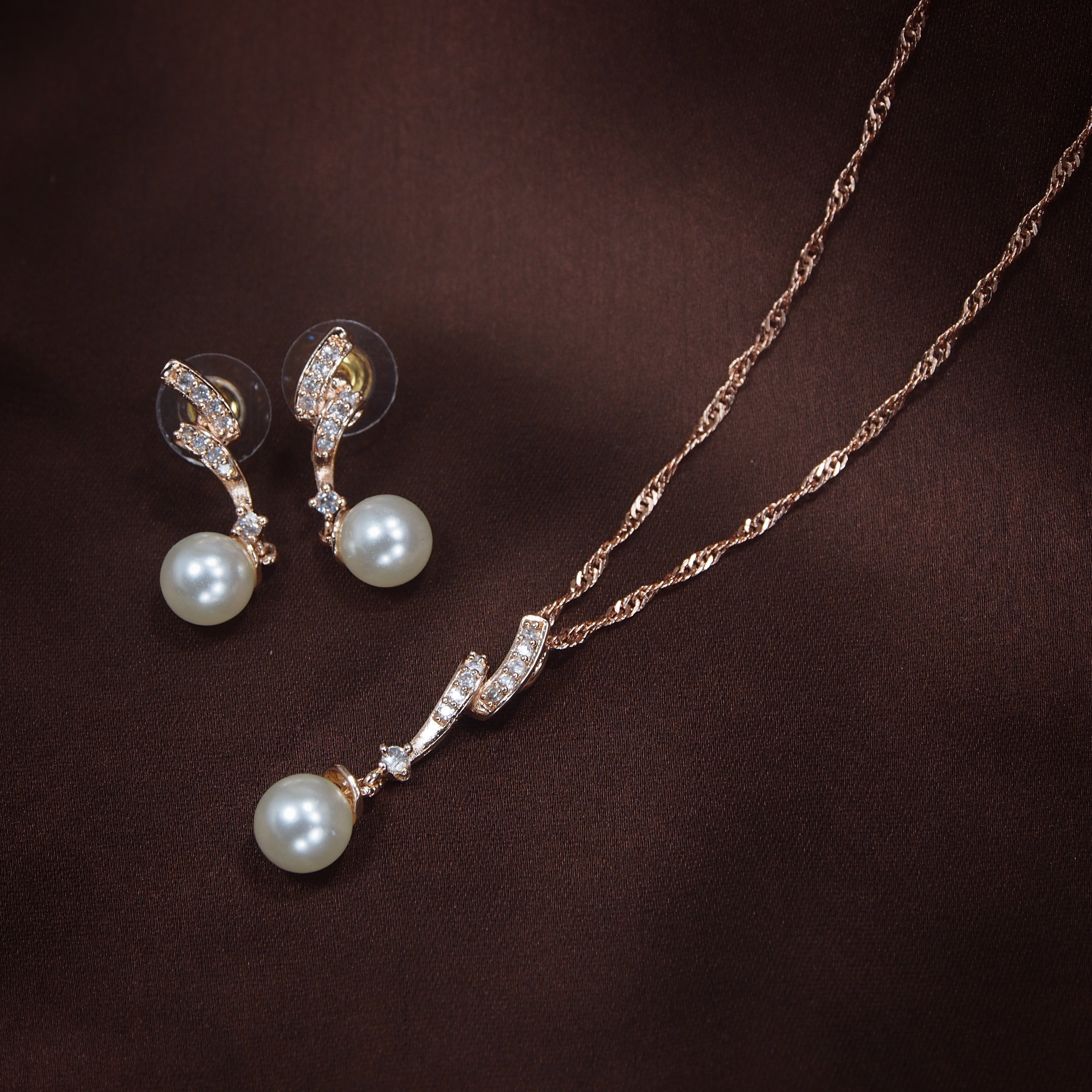 Naila Pendant Set
